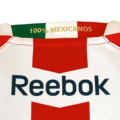 Letras bordadas en la parte posterior del cuello en el Jersey Reebok de Chivas Local 2010-11