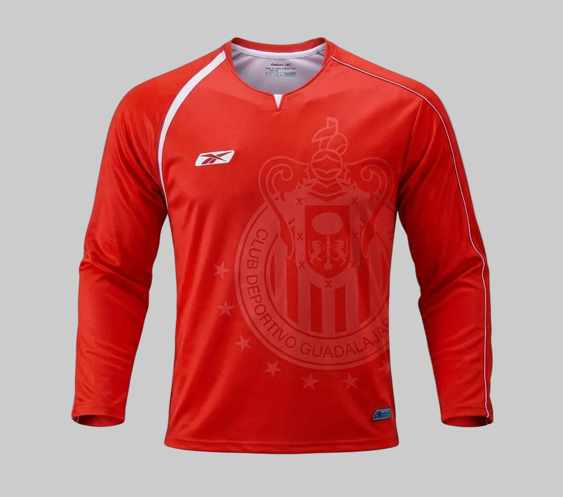 Jersey de portero Reebok del Club Deportivo Guadalajara 2005-06, color rojo con escudo tonal, vista frontal en maniquí invisible, stock Futbol90MX
