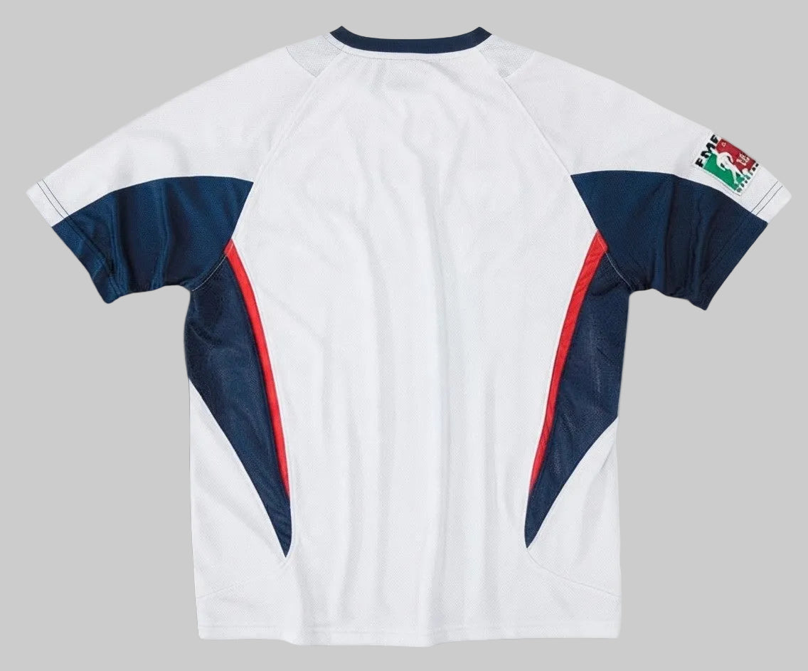 Vista posterior del jersey de visitante Reebok de las Chivas de Guadalajara 2005/06, mostrando la espalda lisa en blanco y los detalles de las mangas azul marino, en Futbol90MX