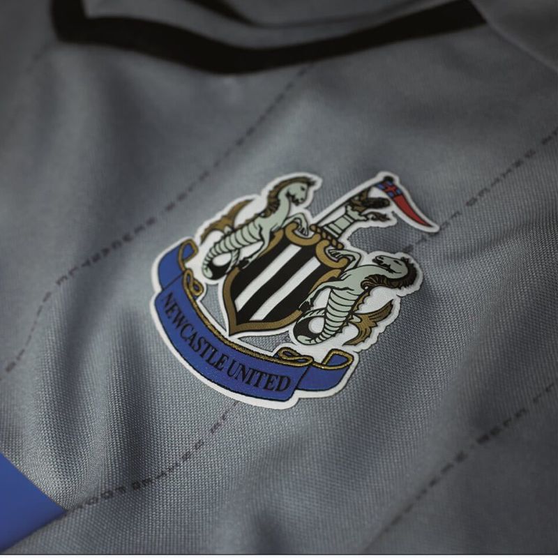 PUMA NEWCASTLE UNITED JERSEY DE VISITA PARA NIÑOS 2014/15 3