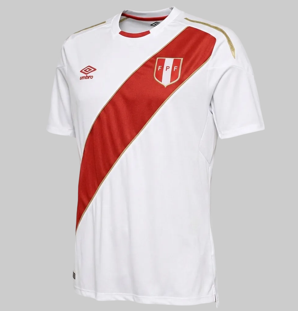 Jersey Umbro Perú Local Mundial Rusia 2018 UUM190139U con franja roja satinada y detalles dorados en hombros.