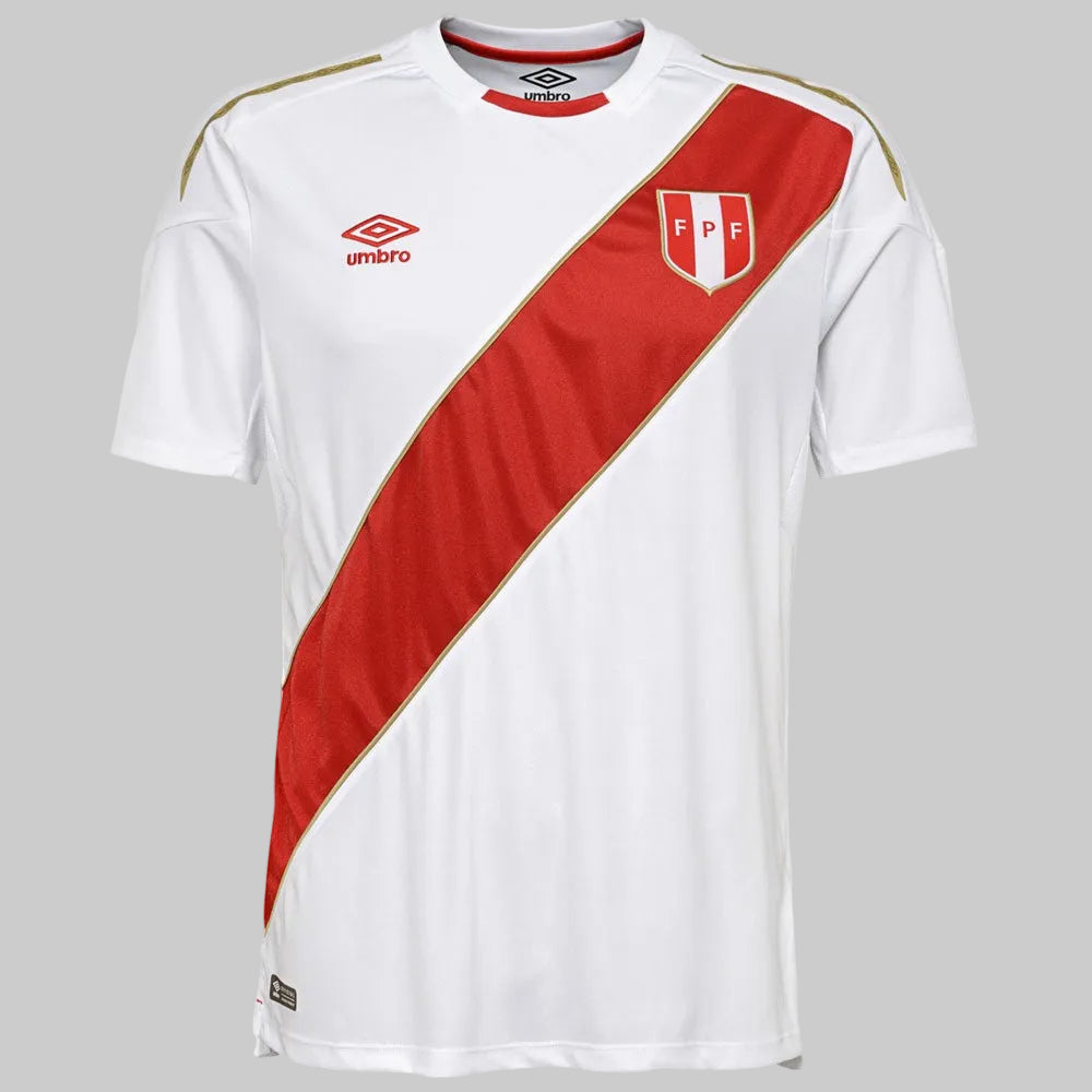 Acabado satinado de la franja roja y tejido técnico transpirable de la playera oficial de Perú World Cup 2018.
