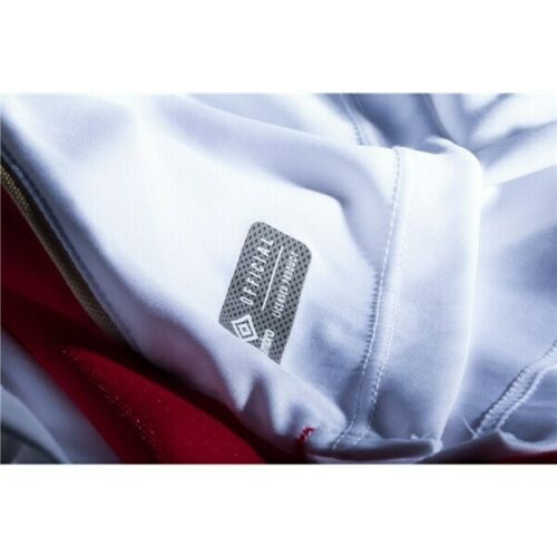 Etiqueta de Umbro en color gris, detalle de autenticidad en la última indumentaria mundialista de la marca para Perú.