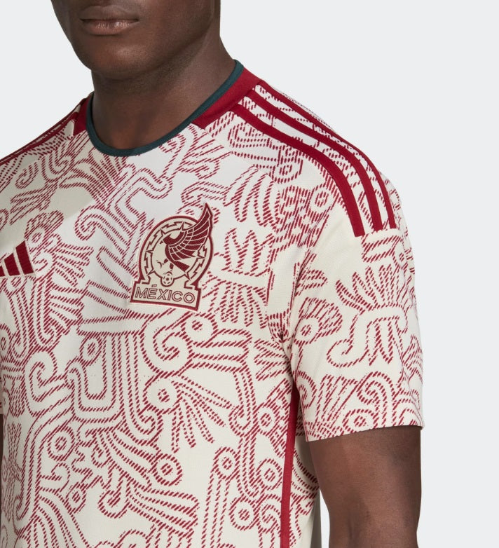 Primer plano del escudo de la Federación Mexicana de Fútbol y logotipo Adidas en el jersey de visitante de Mexico Mundial 2022, aplicado con tecnología de alta resolución, stock Futbol90MX