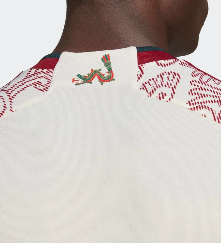 Detalle del cuello posterior del jersey de México Mundial 2022, destacando el contraste de colores y la calidad de los acabados textiles de Adidas.