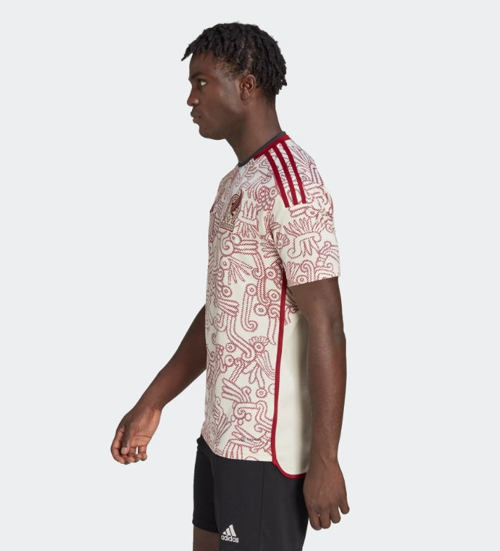 Vista detallada de la manga y las icónicas tres bandas Adidas sobre el hombro del jersey de visitante de México, edición Qatar 2022.