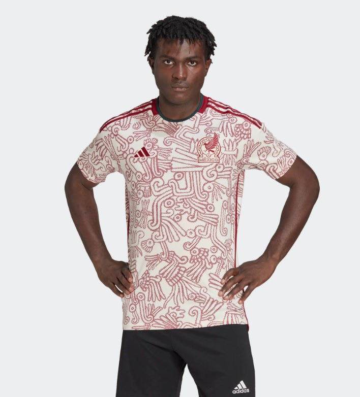 Primer plano del complejo patrón gráfico sublimado inspirado en el arte Mixteca y deidades mesoamericanas del jersey Adidas de México visitante Mundial FIFA 2022.