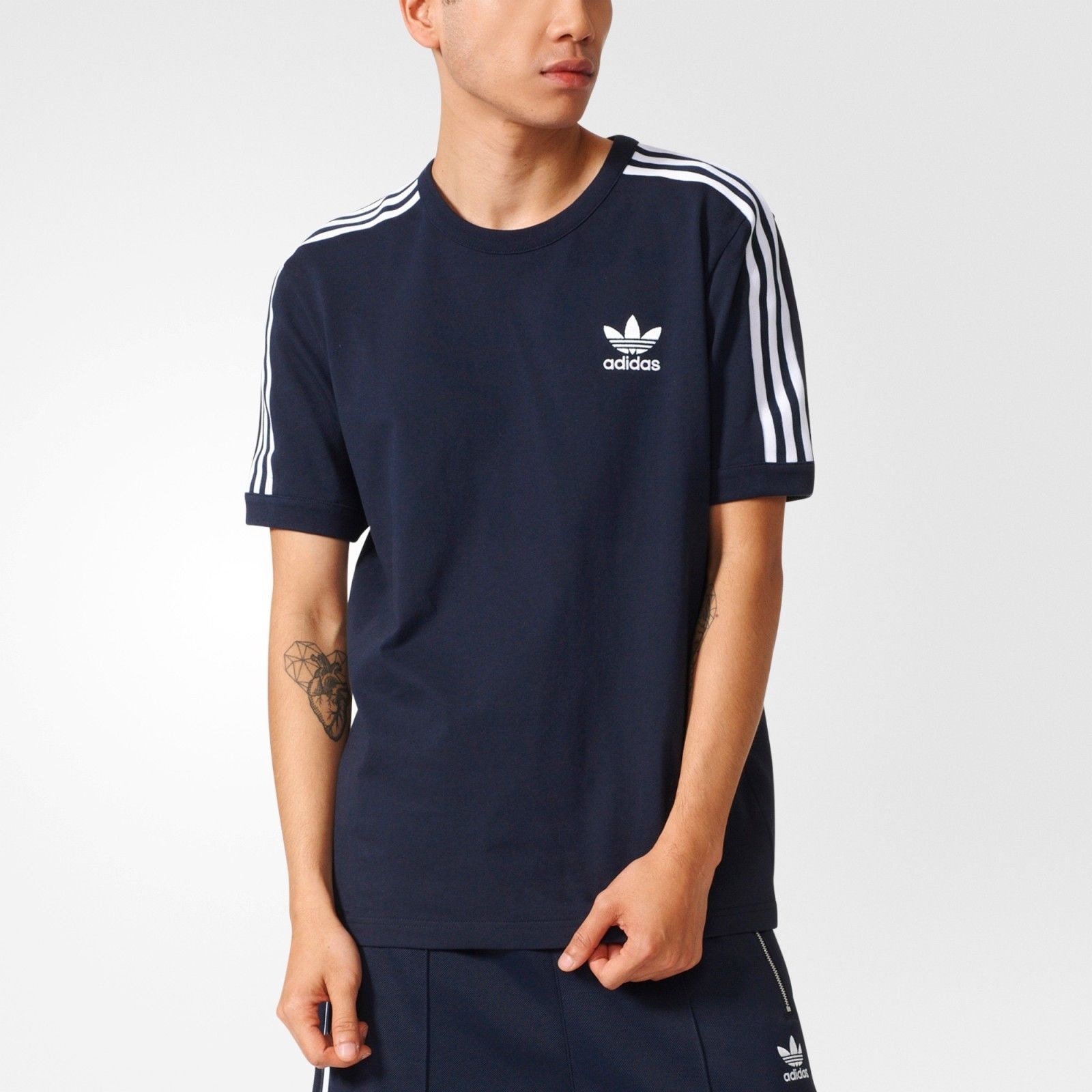 ADIDAS ORIGINALS PLAYERA MODERNA CON GRAFICOS Azul Marino 6